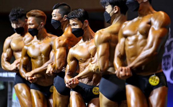 14일 오후 경북 경산실내체육관에서 열린 ‘제52회 Mr. YMCA 선발대회‘에서 남자 클래식 피지크 부분에 출전한 선수들이 규정 포즈를 취하고 있다. 2022.08.14. 뉴시스