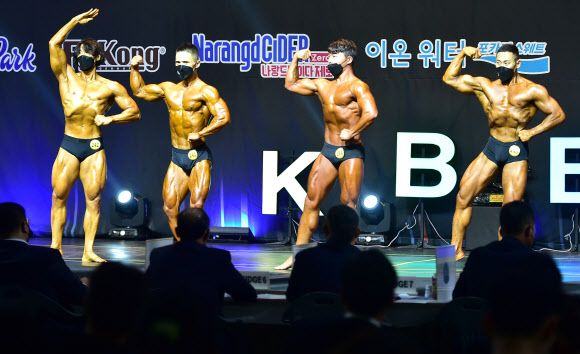 14일 오후 경북 경산실내체육관에서 열린 ‘제52회 Mr. YMCA 선발대회‘에서 남자 클래식 피지크 부분에 출전한 선수들이 규정 포즈를 취하고 있다. 2022.08.14. 뉴시스