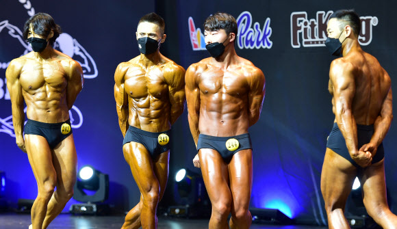 14일 오후 경북 경산실내체육관에서 열린 ‘제52회 Mr. YMCA 선발대회‘에서 남자 클래식 피지크 부분에 출전한 선수들이 규정 포즈를 취하고 있다. 2022.08.14. 뉴시스