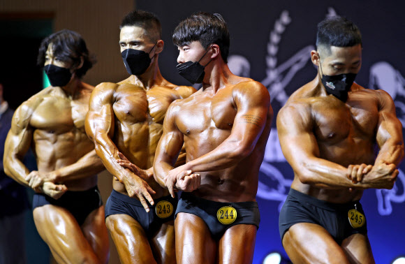 14일 오후 경북 경산실내체육관에서 열린 ‘제52회 Mr. YMCA 선발대회‘에서 남자 클래식 피지크 부분에 출전한 선수들이 규정 포즈를 취하고 있다. 2022.08.14. 뉴시스