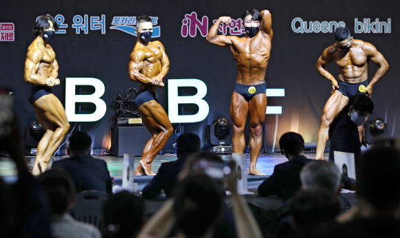 14일 오후 경북 경산실내체육관에서 열린 ‘제52회 Mr. YMCA 선발대회‘에서 남자 클래식 피지크 부분에 출전한 선수들이 규정 포즈를 취하고 있다. 2022.08.14. 뉴시스