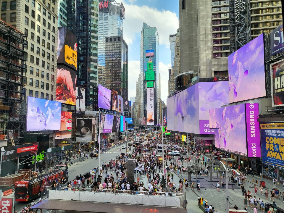 삼성전자 갤럭시 광고가 펼쳐지는 미국 뉴욕 타임스퀘어. 나상현 기자