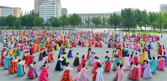 北 평양서 여맹일꾼·여맹원 ‘조국해방’ 경축 무도회