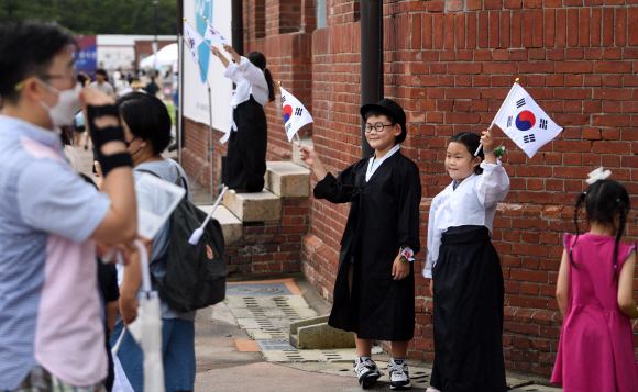 제77회 광복절인 15일 서울 서대문형무소 역사관에서 아이들이 기념사진을 찍고 있다. 2022. 8. 15 박윤슬 기자