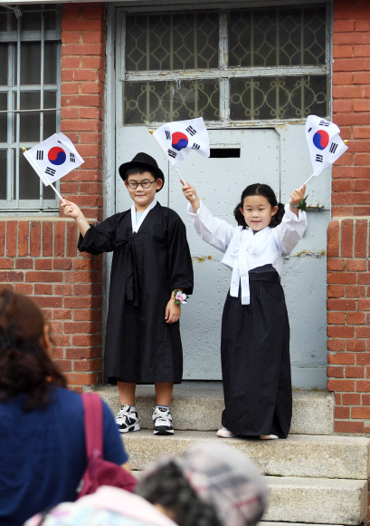 제77회 광복절인 15일 서울 서대문형무소 역사관에서 아이들이 기념사진을 찍고 있다. 2022. 8. 15 박윤슬 기자
