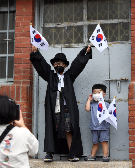 제77회 광복절인 15일 서울 서대문형무소 역사관에서 아이들이 기념사진을 찍고 있다. 2022. 8. 15 박윤슬 기자