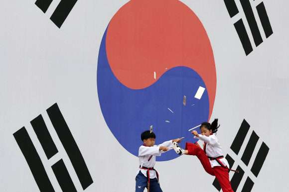 제77회 광복절인 15일 서울 서대문형무소 역사관에서 미동초등학교 태권도 시범단이 태권도 시범을 하고 있다. 2022. 8. 15 박윤슬 기자
