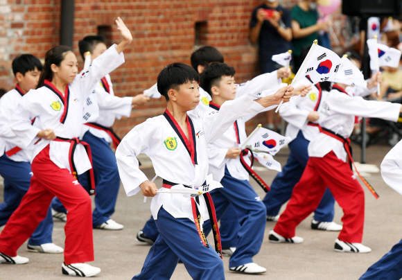 제77회 광복절인 15일 서울 서대문형무소 역사관에서 미동초등학교 태권도 시범단이 태권도 시범을 하고 있다. 2022. 8. 15 박윤슬 기자