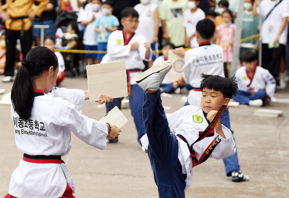 제77회 광복절인 15일 서울 서대문형무소 역사관에서 미동초등학교 태권도 시범단이 태권도 시범을 하고 있다. 2022. 8. 15 박윤슬 기자