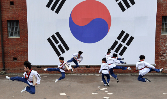 제77회 광복절인 15일 서울 서대문형무소 역사관에서 미동초등학교 태권도 시범단이 태권도 시범을 하고 있다. 2022. 8. 15 박윤슬 기자