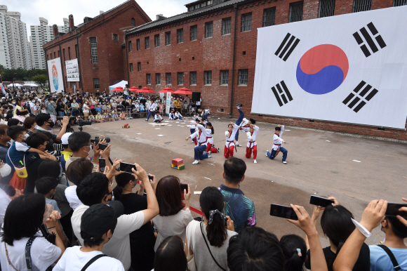 제77회 광복절인 15일 서울 서대문형무소 역사관에서 미동초등학교 태권도 시범단이 태권도 시범을 하고 있다. 2022. 8. 15 박윤슬 기자