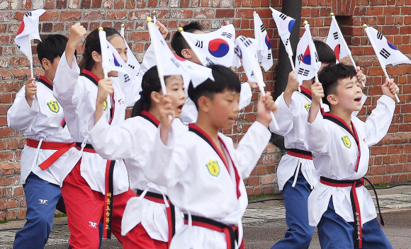 제77회 광복절인 15일 서울 서대문형무소 역사관에서 미동초등학교 태권도 시범단이 태권도 시범을 하고 있다. 2022. 8. 15 박윤슬 기자