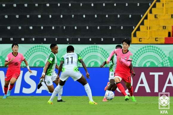 황인선호가 코스타리카 알라후엘라의 알레한드로 모레라 소토 경기장에서 열린 2022 국제축구연맹(FIFA) 20세 이하(U-20) 여자 월드컵 조별리그 2차전에서 대표팀 선수들이 나이지리아를 상대로 플레이를 하고 있다. 대한축구협회 제공