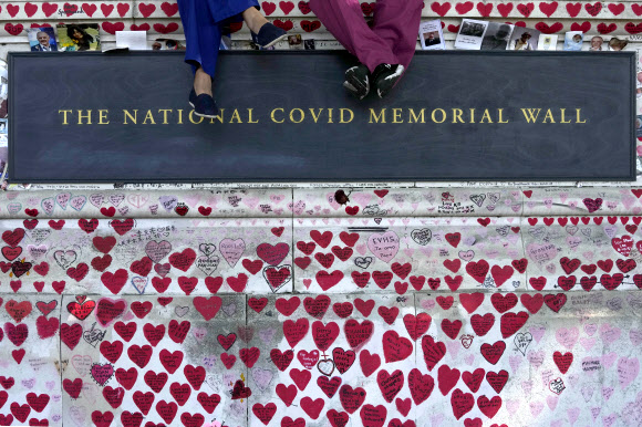 지난 11일(현지시간) 영국 런던의 ‘국립 코로나19 희생자 추모의 벽’(the National Covid Memorial Wall) 전경. AP