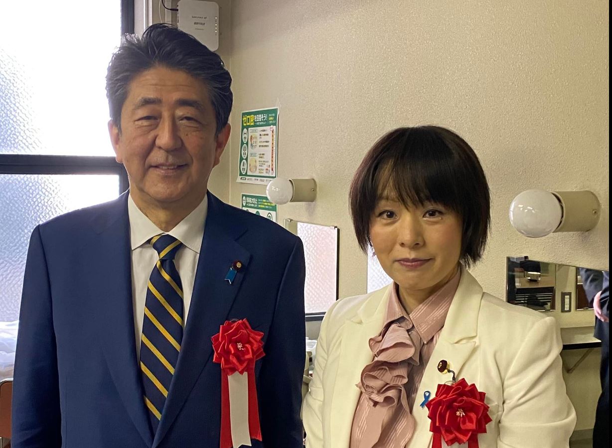 스기타 미오 일본 중의원 의원(오른쪽)과 고 아베 신조 전 총리.  스기타 미오 페이스북