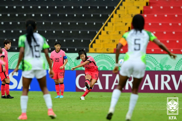 15일(한국시간) 코스타리카에서 열린 2022 국제축구연맹(FIFA) 20세 이하 여자 월드컵 한국과 나이지리아의 경기에서 이수인이 프리킥을 하고 있다. 대한축구협회 제공
