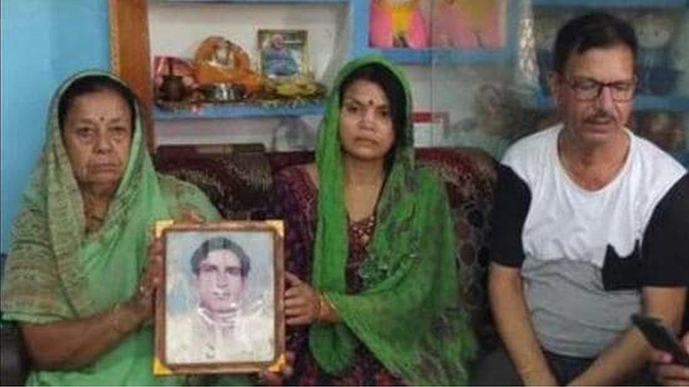 1984년 인도와 파키스탄 국경을 이루는 시아첸 빙하에서 순찰 중 눈보라에 실종됐다가 38년 만에 시신으로 발견된 인도군 병사 찬드라셰크하르 하르볼라의 가족들이 고인의 사진을 들어 보이고 있다. 힌두스탄 타임스 