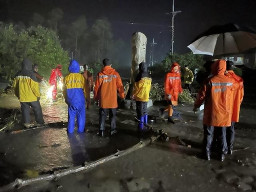 새벽 기습폭우에 강릉 주문진 장덕2교 범람 20가구 침수