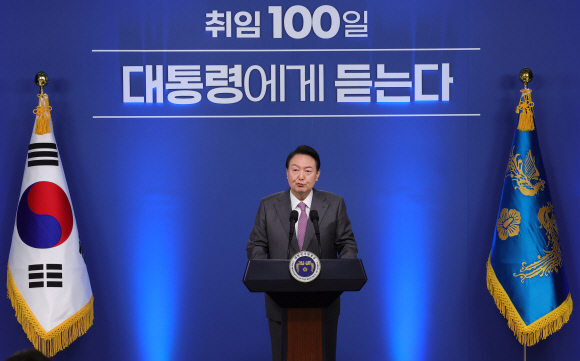 윤석열 대통령이 17일 용산 대통령실 청사에서 취임 100일을 맞아 연 첫 공식 기자회견에서 소회와 국정운영 구상을 밝히고 있다. 2022. 8. 17 박지환 기자