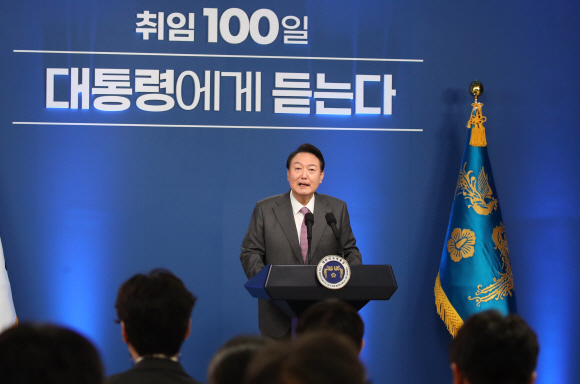 윤석열 대통령이 17일 용산 대통령실 청사에서 취임 100일을 맞아 연 첫 공식 기자회견에서 소회와 국정운영 구상을 밝히고 있다.  2022. 8. 17 박지환 기자