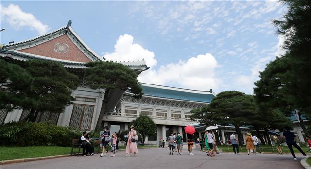 ‘개방 100일’ 평일에도 관람객들로 북적이는 청와대