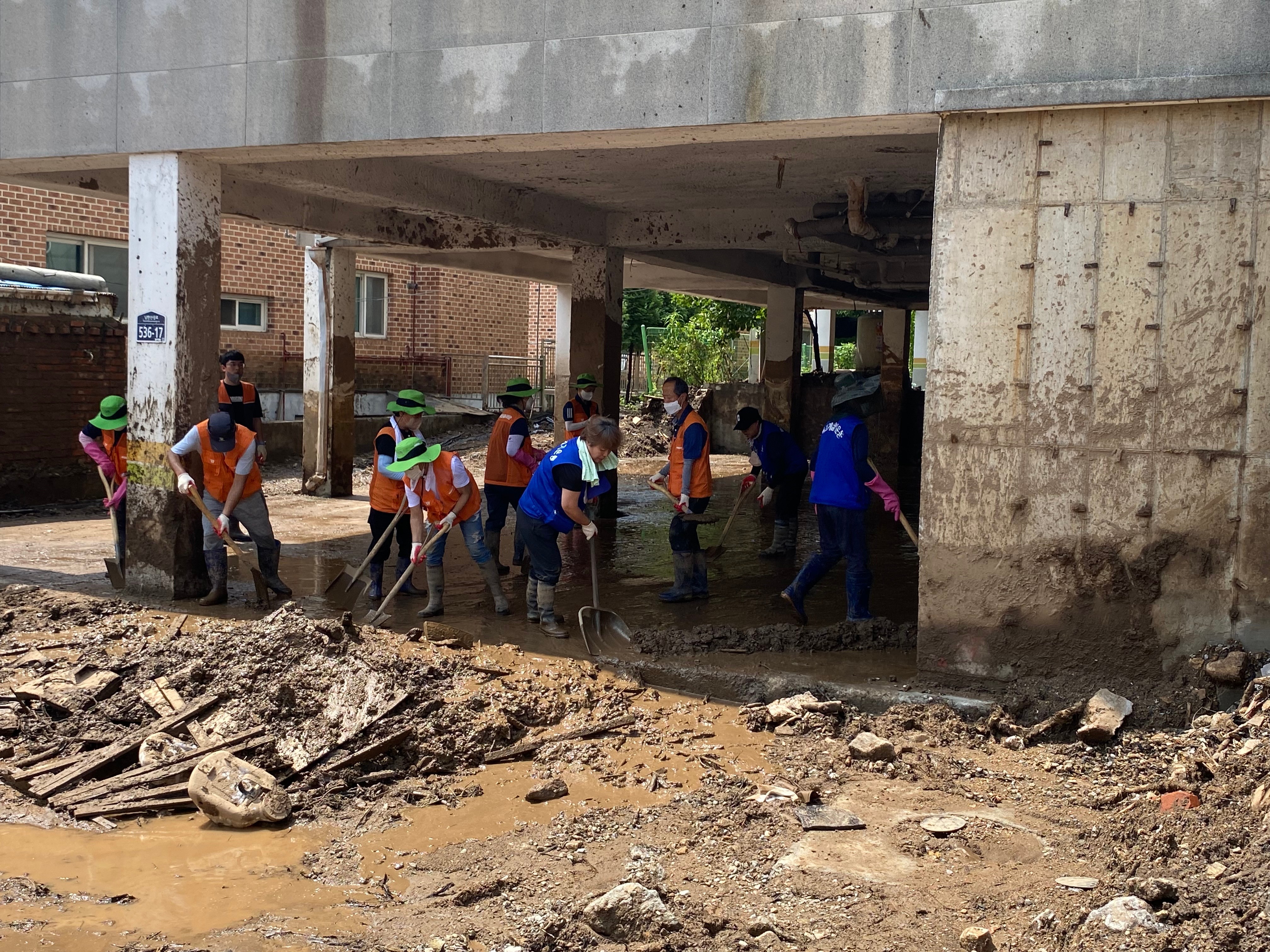 17일 자원봉사자들이 경기 광주시 폭우 피해 복구를 위해 힘을 합치고 있다.   한국중앙자원봉사센터 제공