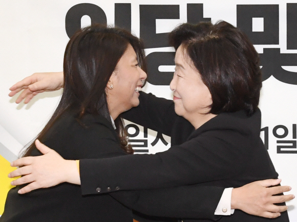 지난 2019년 이자스민 전 의원이 국회에서 열린 정의당 입당식에서 심상정 대표와 포옹하고 있다. 서울신문 DB