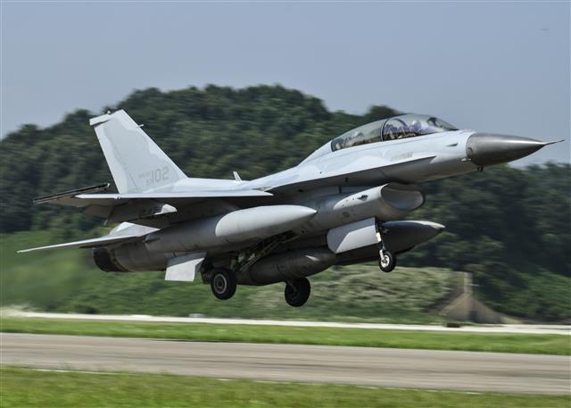 공군은 오는 29일부터 내달 7일까지 호주 다윈 및 앰벌리 기지에서 펼쳐지는 대규모 다국적 연합훈련 ‘2022 피치블랙(Pitch Black)에 최초로 참가한다고 18일 밝혔다.  공군 KF-16 전투기가 피치블랙 훈련 전개에 대비한 장시간 체공비행을 위해 이륙하고 있다. 2022.8.18 공군 제공