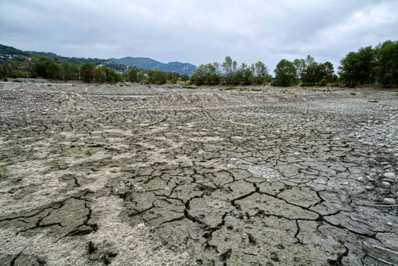 17일(현지시간) 프랑스 남부 니스 근처 호수가 폭염과 가뭄으로 인해 메마른 바닥을 드러내고 있다. 신화 연합뉴스