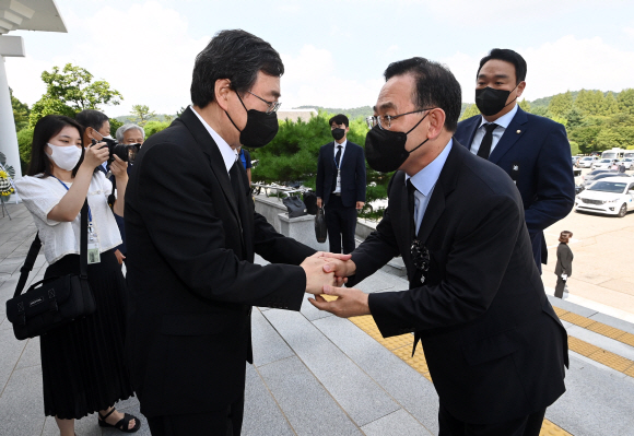 김홍업 김대중평화센터 이사장과 주호영 국민의힘 비상대책위원장이 18일 국립서울현충원 현충관에서 열린 김대중 전 대통령 서거 13주기 추도식에서 인사하고 있다.2022. 8. 18  오장환 기자