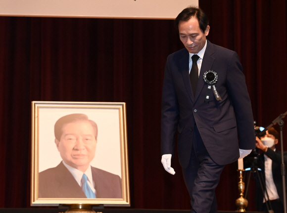 우상호 더불어민주당 비상대책위원장이 18일 국립서울현충원 현충관에서 열린 김대중 전 대통령 서거 13주기 추도식에서 추모사를 마친 뒤 자리로 이동하고 있다. 2022. 8. 18  오장환 기자