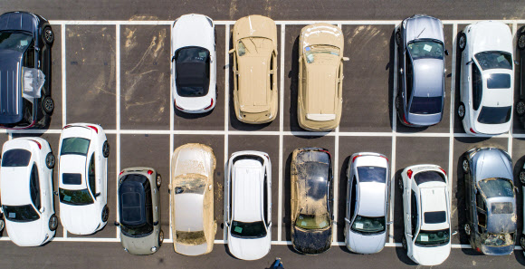 18일 경기도 과천시 서울대공원 침수차 임시 적치장에 침수차들이 주차되어 있다. 2022.8.18  연합뉴스