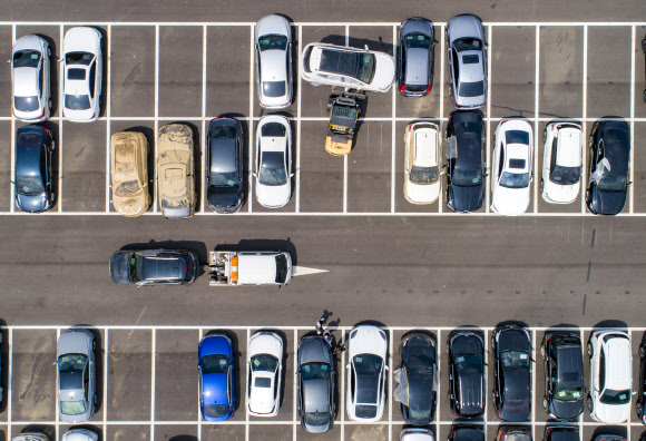 18일 경기도 과천시 서울대공원 침수차 임시 적치장에서 관계자들이 침수차들을 지게차와 견인차를 이용해 옮기고 있다. 2022.8.18  연합뉴스