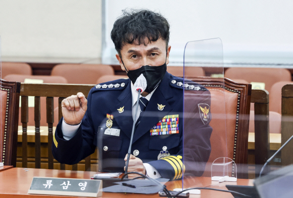 ‘총경 회의’를 주도해 징계를 받은 류삼영 총경이 18일 국회 행정안전위원회 전체회의에 증인으로 출석해 의원들의 질의에 답변하고 있다.2022. 8. 18  오장환 기자