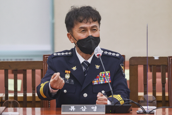 행정안전부 경찰국 신설을 반대하며 전국경찰서장회의를 주도했다가 대기발령된 류삼영 총경이 18일 서울 여의도 국회에서 열린 행정안전위원회 전체회의에서 의원들의 질의에 답변하고 있다.2022. 8. 18  오장환 기자