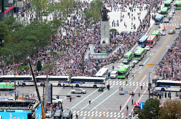 보수단체 집회 참가자들이 지난 15일 이순신 동상이 있는 서울 광화문광장 안을 가득 메운 채 집회를 갖고 있다. 연합뉴스