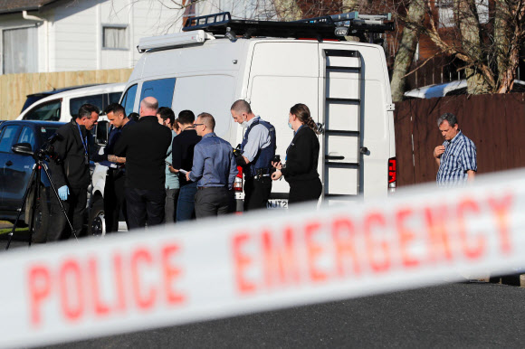 뉴질랜드 경찰이 오클랜드 한 가족이 경매로 구매한 캐리어서 어린이 시신 두 구가 나온 다음날이던 지난 12일, 현장 조사를 벌이고 있다. AP연합뉴스