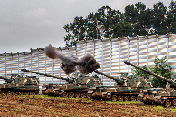 포탄 발사하는 K9