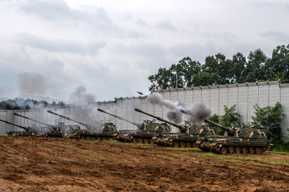 포탄 발사하는 K9