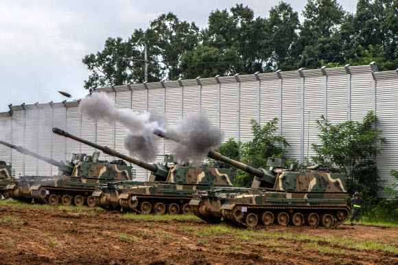 포탄 발사하는 K9