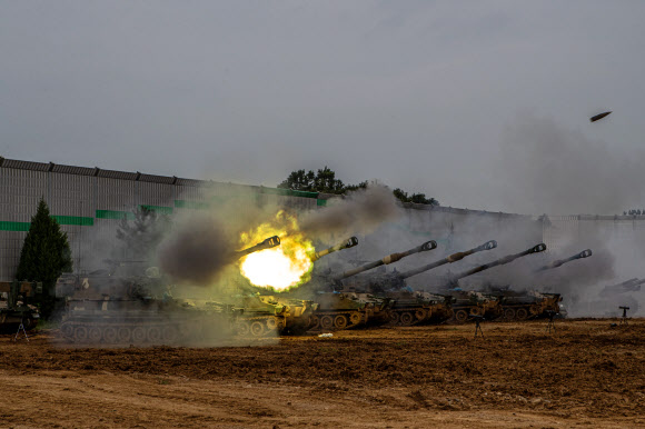 포탄 발사하는 K55A1 자주포