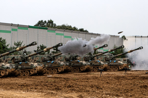 포탄 발사하는 K55A1 자주포