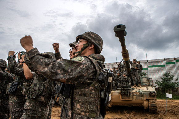 자주포 앞에서 파이팅 외치는 장병