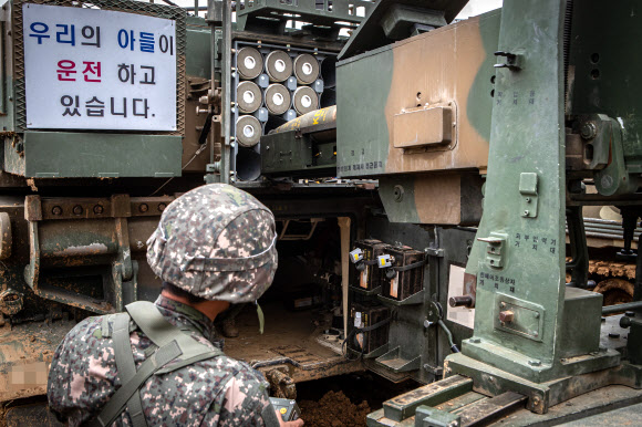 ‘포탄 자동 보급’ K56 탄약운반장갑차