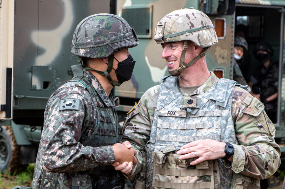 악수 나누는 한미