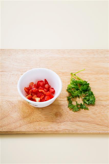 2. 토마토는 굵게 썰고 고수는 다진다.