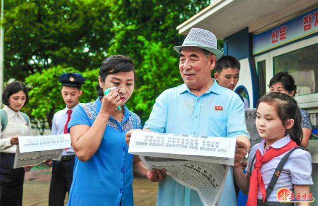 노동신문으로 김정은 연설 접한 북한 주민들 ‘눈물’