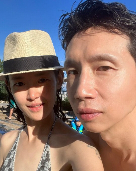 배우 봉태규과 아내인 사진작가 하시시박과 휴가를 보내는 근황을 공개했다. SNS 캡처
