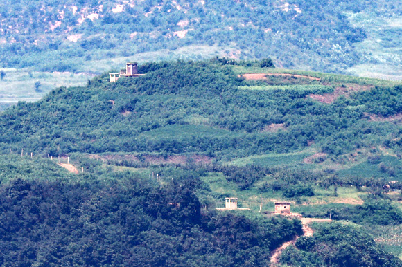 한미연합연습 ‘을지프리덤실드’(을지자유의방패·UFS)를 하루 앞둔 21일 오전 경기도 파주시 오두산 통일전망대에서 바라본 북한 황해북도 개풍군 일대에 북한군 초소가 보이고 있다. 2022.8.21  연합뉴스