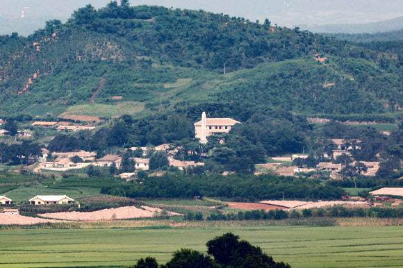 한미연합연습 ‘을지프리덤실드’(을지자유의방패·UFS)를 하루 앞둔 21일 오전 경기도 파주시 오두산 통일전망대에서 바라본 북한 황해북도 개풍군 일대에 김일성 사적관 탑과 민가들이 보이고 있다. 2022.8.21  연합뉴스